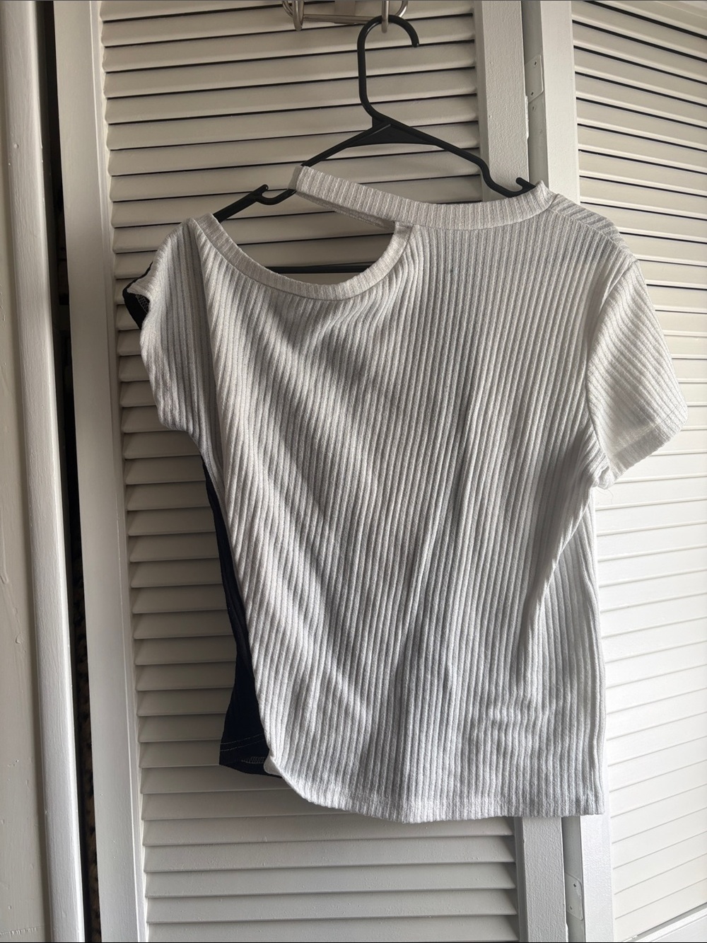 Colorblock Ribbed Short Sleeve Top with Shoulder Cut Out - Picture 3 of 4
